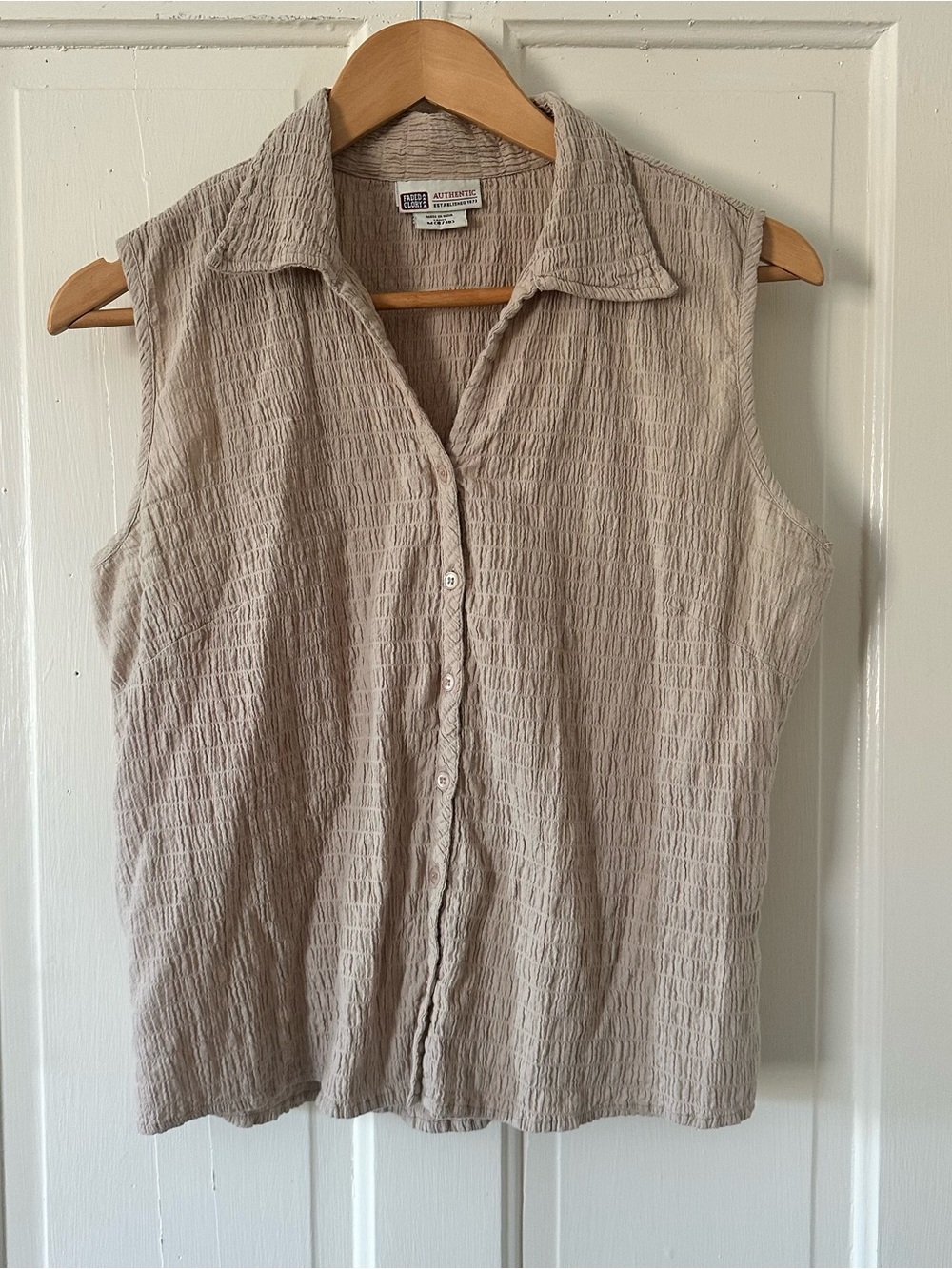 Faded Glory Sleeveless Crinkle Button-Down Top in Taupe Beige